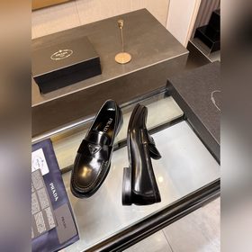 Prada предлагает высококачественные мужские кожаные туфли для пов