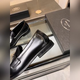 Prada предлагает высококачественные мужские кожаные туфли для пов