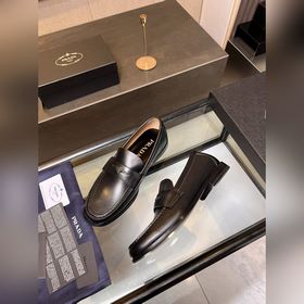 Prada предлагает высококачественные мужские кожаные туфли для пов