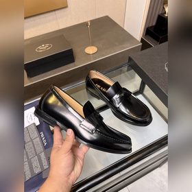 Prada предлагает высококачественные мужские кожаные туфли для пов
