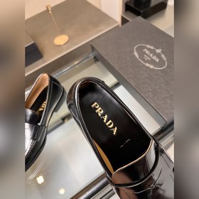 Prada предлагает высококачественные мужские кожаные туфли для пов