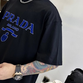 Prada Новая модель с двойным слоем и принтом букв. Буквы на футбо