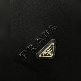 Эксклюзивная весенняя новинка от Prada. Модная и удобная футболка