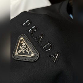 Эксклюзивная весенняя новинка от Prada. Модная и удобная футболка