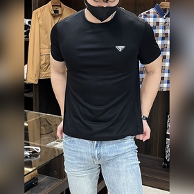 Prada 2026 осенне-зимняя коллекция. Круглый вырез, короткий рукав