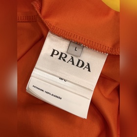 Prada 2026 осенне-зимняя коллекция. Круглый вырез, короткий рукав
