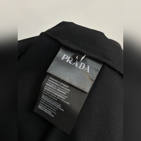 Эксклюзивная осенняя новинка от Prada. Модная и удобная футболка 