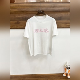 Эксклюзивная осенняя новинка от Prada. Модная и удобная футболка 