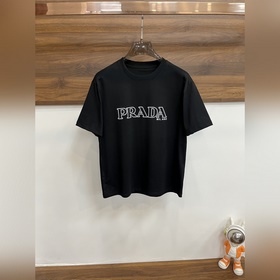 Эксклюзивная осенняя новинка от Prada. Модная и удобная футболка 