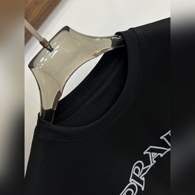 Эксклюзивная осенняя новинка от Prada. Модная и удобная футболка 