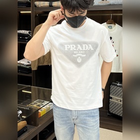 Эксклюзивная весенняя новинка от Prada. Модная и удобная футболка