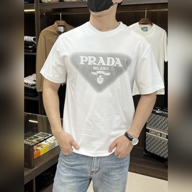 Эксклюзивная весенняя новинка от Prada. Модная и удобная футболка