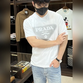 Эксклюзивная весенняя новинка от Prada. Модная и удобная футболка