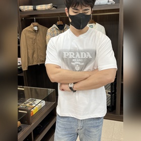Эксклюзивная весенняя новинка от Prada. Модная и удобная футболка