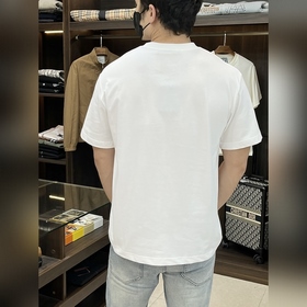 Эксклюзивная весенняя новинка от Prada. Модная и удобная футболка