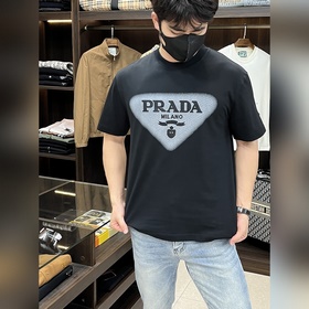 Эксклюзивная весенняя новинка от Prada. Модная и удобная футболка
