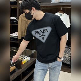 Эксклюзивная весенняя новинка от Prada. Модная и удобная футболка