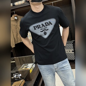 Эксклюзивная весенняя новинка от Prada. Модная и удобная футболка