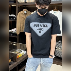 Эксклюзивная весенняя новинка от Prada. Модная и удобная футболка