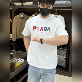 Эксклюзивная весенняя новинка от Prada. Модная и удобная футболка
