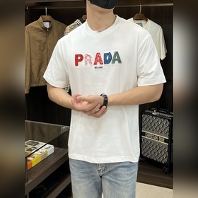 Эксклюзивная весенняя новинка от Prada. Модная и удобная футболка
