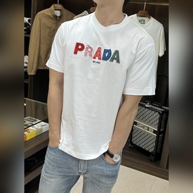 Эксклюзивная весенняя новинка от Prada. Модная и удобная футболка