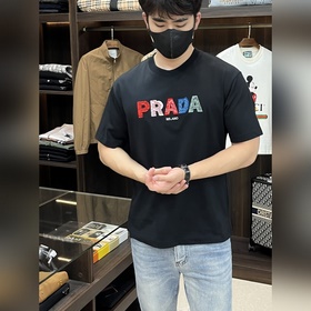 Эксклюзивная весенняя новинка от Prada. Модная и удобная футболка