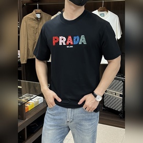 Эксклюзивная весенняя новинка от Prada. Модная и удобная футболка
