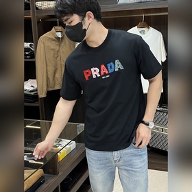 Эксклюзивная весенняя новинка от Prada. Модная и удобная футболка