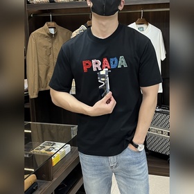 Эксклюзивная весенняя новинка от Prada. Модная и удобная футболка