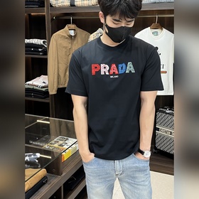 Эксклюзивная весенняя новинка от Prada. Модная и удобная футболка