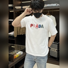 Эксклюзивная весенняя новинка от Prada. Модная и удобная футболка