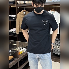 Эксклюзивная весенняя новинка от Prada. Модная и удобная футболка