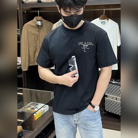 Эксклюзивная весенняя новинка от Prada. Модная и удобная футболка