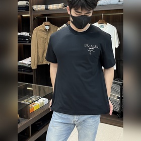 Эксклюзивная весенняя новинка от Prada. Модная и удобная футболка