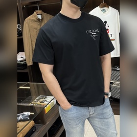 Эксклюзивная весенняя новинка от Prada. Модная и удобная футболка
