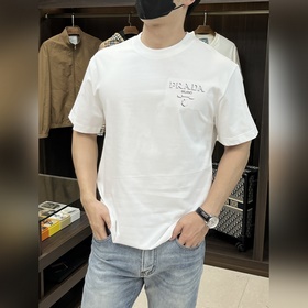 Эксклюзивная весенняя новинка от Prada. Модная и удобная футболка
