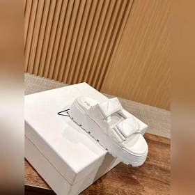 Prada Сандалии на толстой подошве с двумя ремешками на липучках С