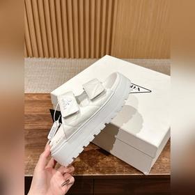 Prada Сандалии на толстой подошве с двумя ремешками на липучках С