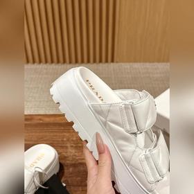 Prada Сандалии на толстой подошве с двумя ремешками на липучках С