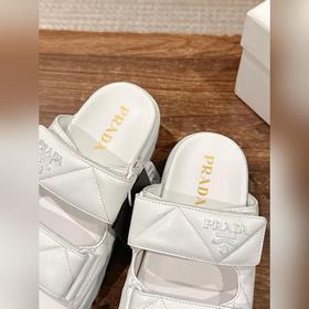 Prada Сандалии на толстой подошве с двумя ремешками на липучках С