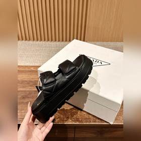 Prada Сандалии на толстой подошве с двумя ремешками на липучках С