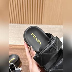 Prada Сандалии на толстой подошве с двумя ремешками на липучках С