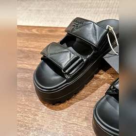 Prada Сандалии на толстой подошве с двумя ремешками на липучках С