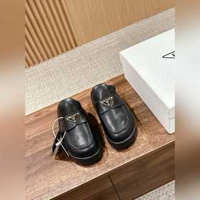 Новая модель Prada с толстой подошвой и закрытым носком Эта модел