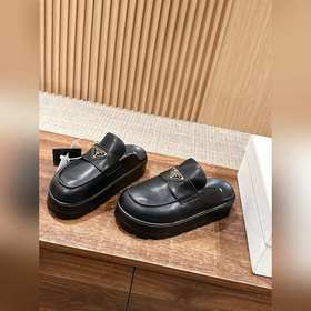 Новая модель Prada с толстой подошвой и закрытым носком Эта модел