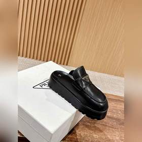 Новая модель Prada с толстой подошвой и закрытым носком Эта модел