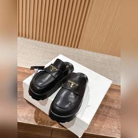 Новая модель Prada с толстой подошвой и закрытым носком Эта модел