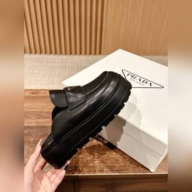 Новая модель Prada с толстой подошвой и закрытым носком Эта модел
