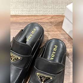 Новая модель Prada с толстой подошвой и закрытым носком Эта модел